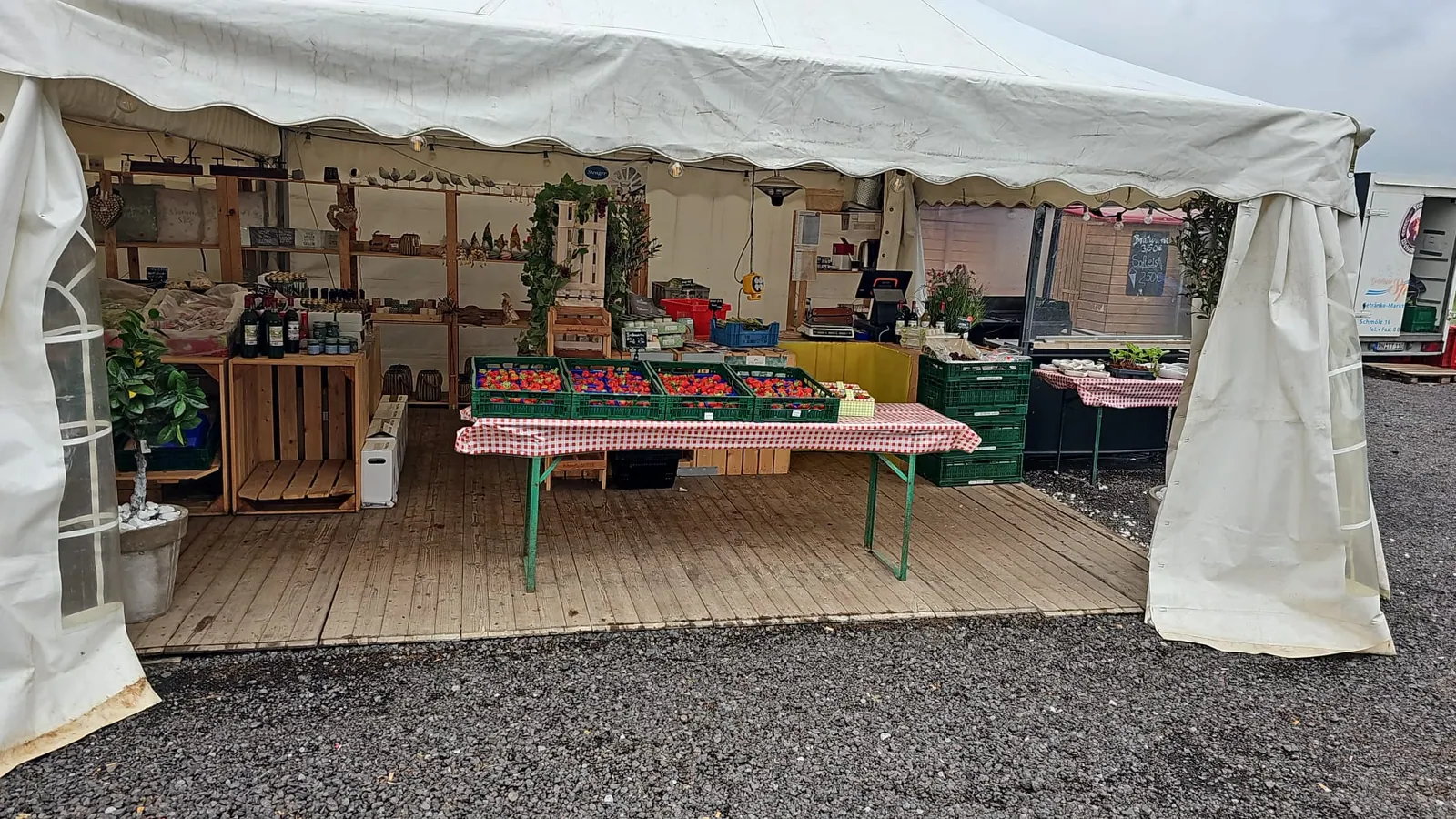 Hofladen-Zelt in Umpferstedt mit Obst und Gemüse
