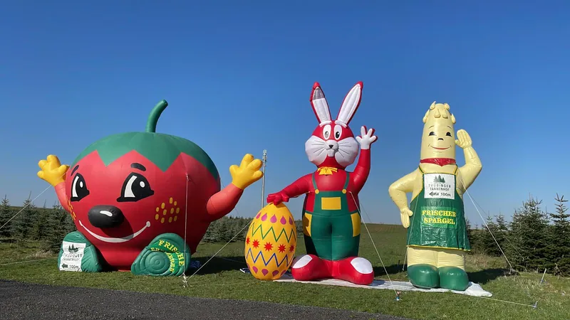 Große Osterhasen- und Gemüsefiguren auf der Wiese in Umpferstedt