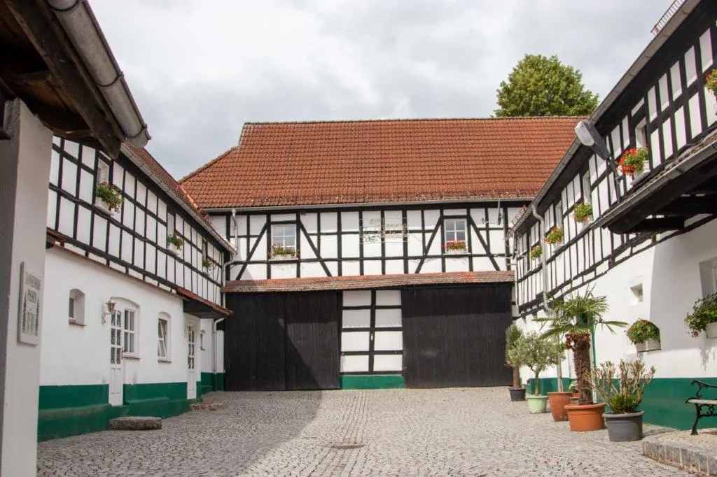 Innenhof mit Fachwerkhäusern in Wittchenstein