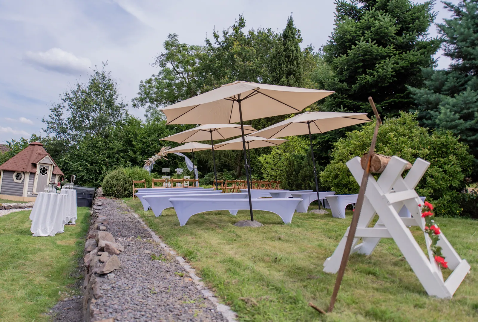 Hochzeitsdekoration im Garten des Tannenhofs