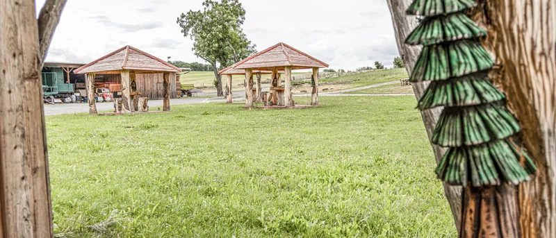Holzpavillon mit geschnitzter Eule auf dem Festgelände